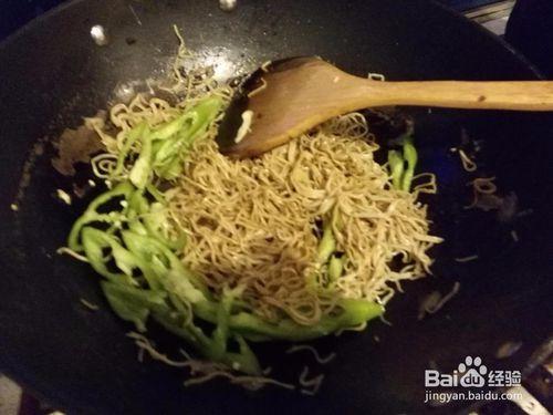 青椒雞蛋炒麵怎麼做好吃？