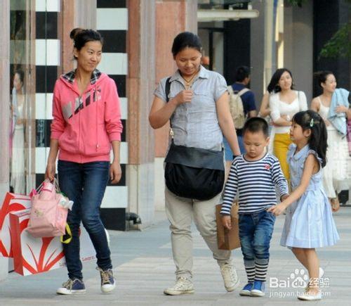 小孩子出門總是要東西，不給就哭鬧怎麼辦