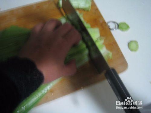 老年人怎樣用刀將油麥菜葉切成均勻段