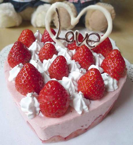 情人節自制小甜蜜，草莓奶油蛋糕