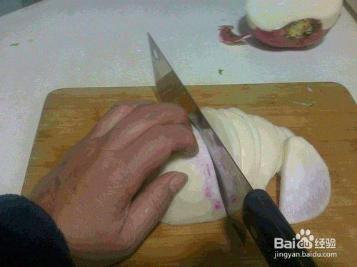老年人怎樣用刀將大紅蘿切成均勻薄片