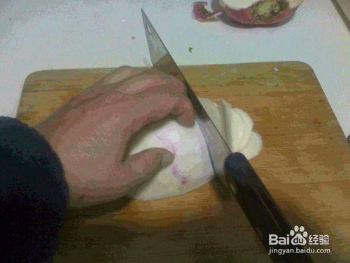 老年人怎樣用刀將大紅蘿切成均勻薄片