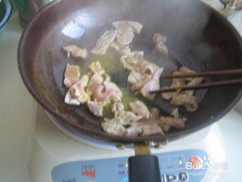 老年人怎樣用竹筷子爆炒瘦豬肉片