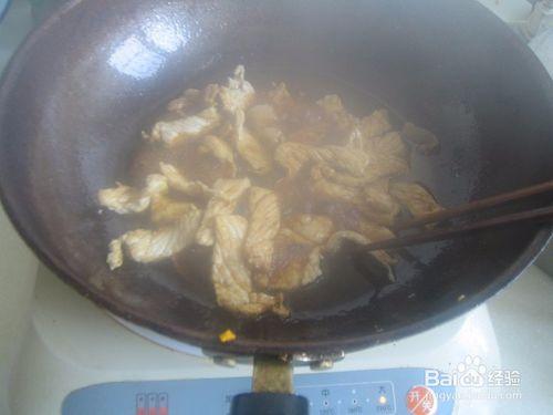 老年人怎樣用竹筷子爆炒瘦豬肉片