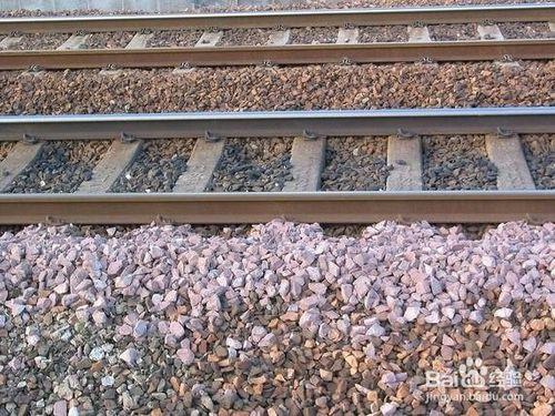 為什麼鐵路邊會有碎石子呢？