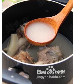 寶寶餐：萬能骨頭湯，附胡蘿蔔泥